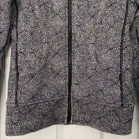 SOLD Lululemon Scuba Hoodie Size 6 - Picture 9 of 14